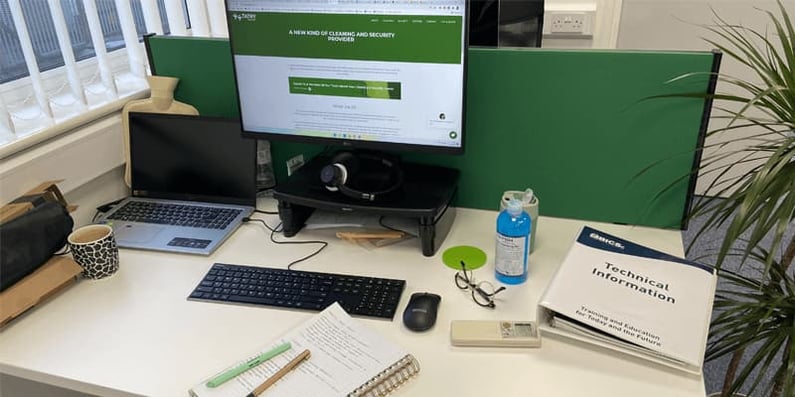 untidy-desk
